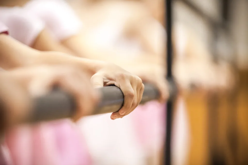 clases de ballet para niños en Madrid barra