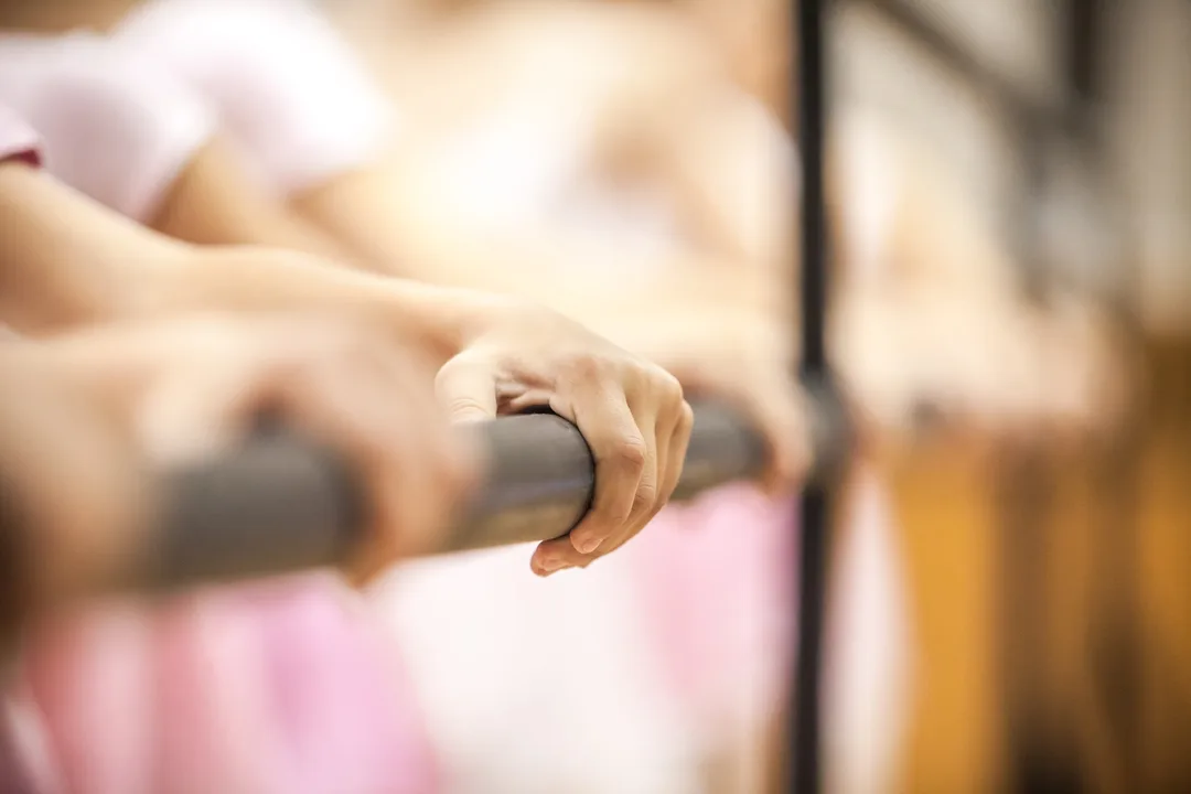 clases de ballet para niños en Madrid barra